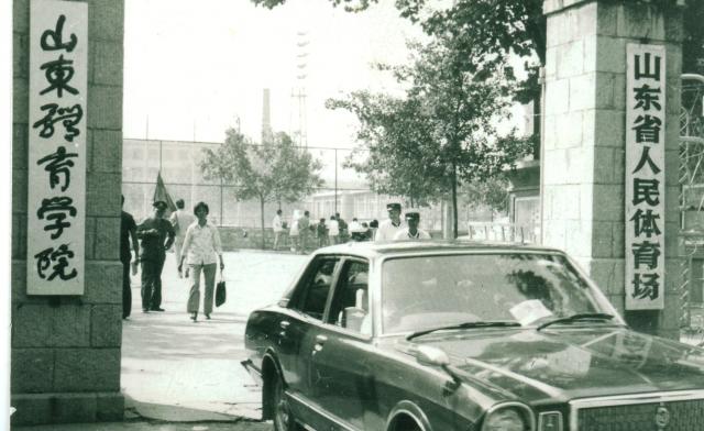 1985年学院西院大门