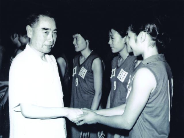 1964年日本女排访华赛取胜后周总理球场接见双方队员教练，右首一为我院..