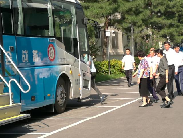 孙春兰副总理登上山东体育学院备战奥运会科技保障车
