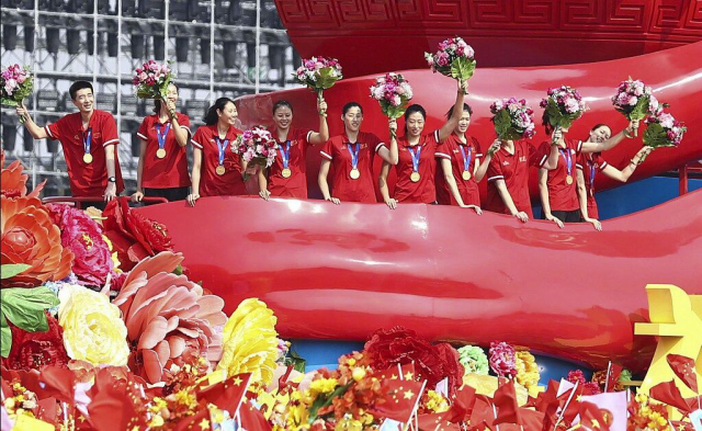山东体育学院校友荣登国庆压轴花车