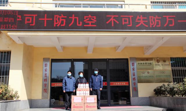 青年教师张梦瑶向学校捐赠防疫物资