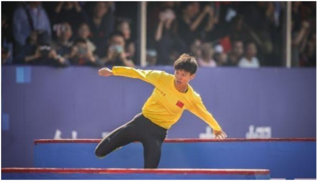 山东体育学院校友卢嫔嫔打破军事五项女子个人全能500米障碍跑世界纪录